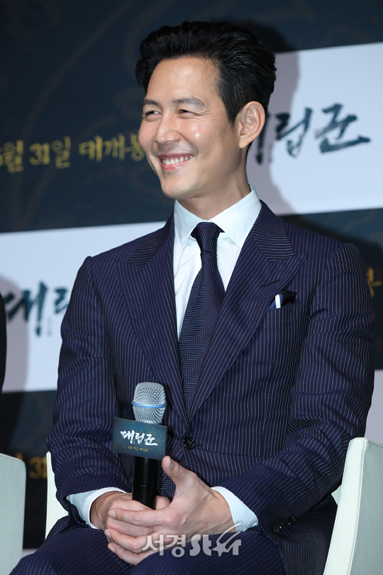 배우 이정재가 25일 압구정 CGV에서 열린 영화 ‘대립군’ 제작보고회에 참석했다.