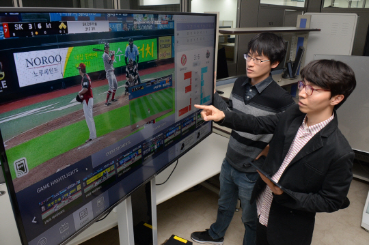 ETRI연구진이 스포츠 중계 영상 정보를 색인화해 자동으로 편집된 영상을 제공하는 방송 플랫폼을 시연하고 있다./사진제공=ETRI