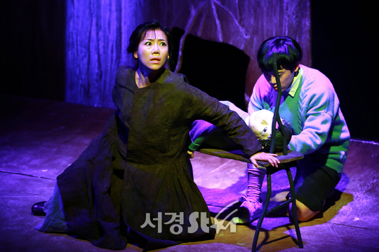 배우 전현아가 25일 오후 서울 종로구 아이들 극장에서 열린 연극 ‘엄마 이야기’ 프레스콜에서 연기를 하고 있다.