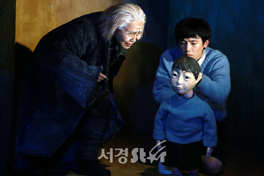 배우 박정자, 김성우가 25일 오후 서울 종로구 아이들 극장에서 열린 연극 ‘엄마 이야기’ 프레스콜에서 연기를 하고 있다.