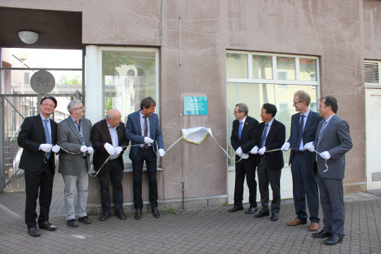 KIST유럽 연구소와 독일 잘란트 대학 관계자들이 양 기관이 공동으로 개설한 ‘지속가능 전기화학 기술이전 센터’ 의 현판을 가린 천을 걷어내고 있다. /사진제공=KIST