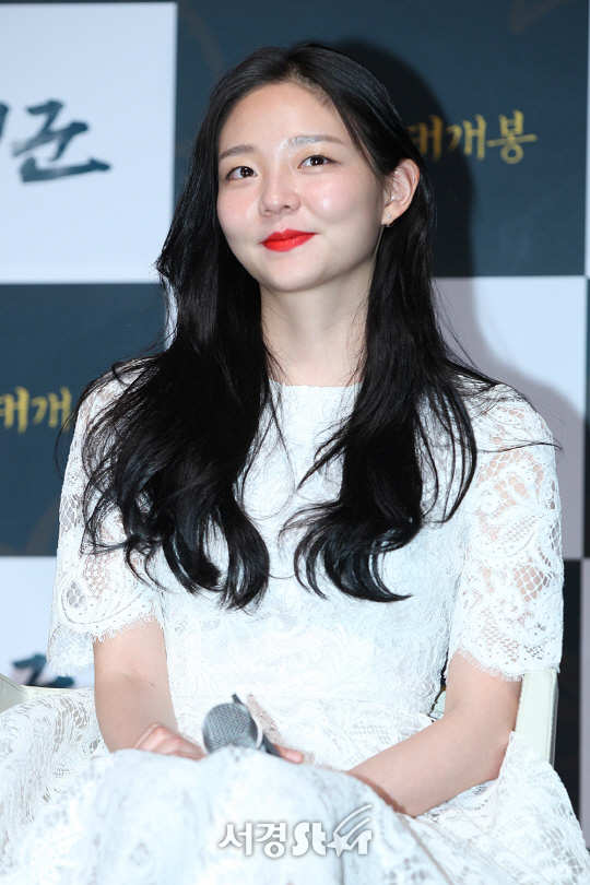 배우 이솜이 25일 압구정 CGV에서 열린 영화 ‘대립군’ 제작보고회에 참석했다.