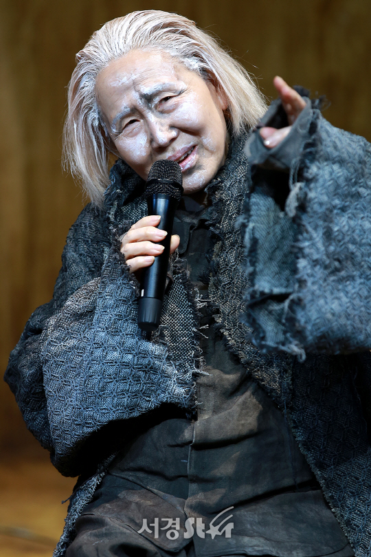 배우 박정자가 25일 오후 서울 종로구 아이들 극장에서 열린 연극 ‘엄마 이야기’ 프레스콜에서 인터뷰를 하고 있다.
