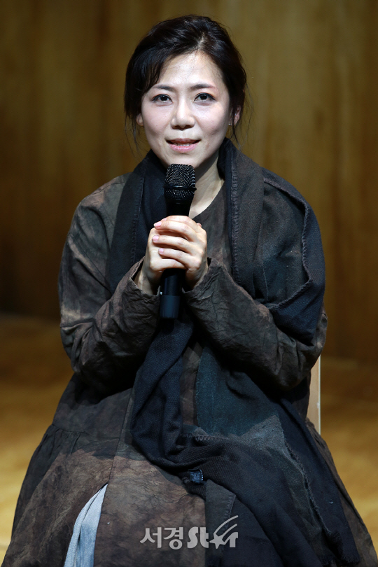 배우 전현아가 25일 오후 서울 종로구 아이들 극장에서 열린 연극 ‘엄마 이야기’ 프레스콜에서 인터뷰를 하고 있다.
