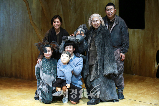 ‘엄마 이야기’ 배우들이 25일 오후 서울 종로구 아이들 극장에서 열린 연극 ‘엄마 이야기’ 프레스콜에서 포즈를 취하고 있다.