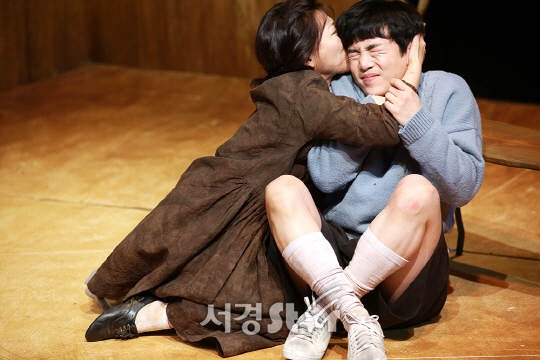 배우 전현아, 김성우가 25일 오후 서울 종로구 아이들 극장에서 열린 연극 ‘엄마 이야기’ 프레스콜에서 연기를 하고 있다.