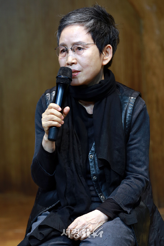 한태숙 연출이 25일 오후 서울 종로구 아이들 극장에서 열린 연극 ‘엄마 이야기’ 프레스콜에서 인터뷰를 하고 있다.