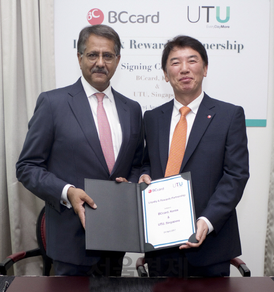 채종진(오른쪽) BC카드 사장과 아사드 주맙호이 UTU 회장이 지난 24일 싱가폴 타워클럽에서 한국 내 UTU 포인트 제휴사업 추진을 위한 협약을 체결하고 기념촬영을 하고 있다./사진제공=BC카드