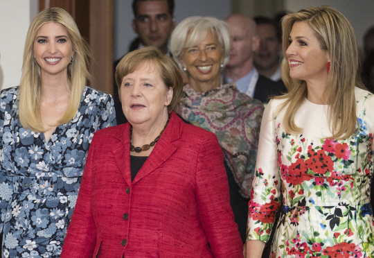 도널드 트럼프 미 대통령의 장녀인 이방카(왼쪽부터)와 앙겔라 메르켈 독일 총리가 독일 베를린에서 열린 주요20개국(G20) 여성경제정상회의에 참석해 함께 걷고 있다. /베를린=AP연합뉴스
