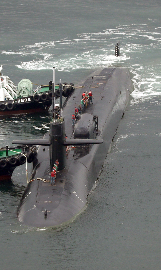 미국의 핵추진 잠수함 미시간호가 25일 해군 부산기지에 입항하고 있다. /연합뉴스