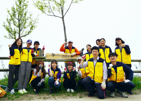 지난 25일 서울 상암동 노을공원에서 열린 ‘건강한 숲 만들기’ 행사에서 CJ헬스케어 임직원들이 헛개나무를 심은 뒤 활짝 웃고 있다. /사진제공=CJ헬스케어