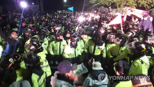 26일 성주군 초전면 소성리 마을회관 앞에서 경찰이 주민 200여 명을 막고 있는 모습/연합뉴스