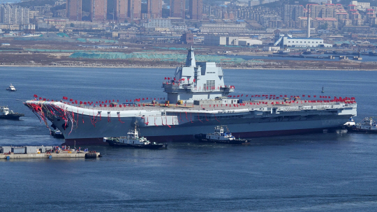 중국 해군이 26일 오전 중국선박중공업그룹 다롄조선소에서 처음으로 국산 제작에 성공한 ‘001A’형 항공모함 진수식을 거행하고 있다. 중국이 독자 건조한 항모는 길이 315m에 최고속도 31노트를 내는 만재배수량 7만톤급 항모다. 이날 진수식에 시진핑 중국 국가주석은 참석하지 않았다.        　    /랴오닝=신화연합뉴스