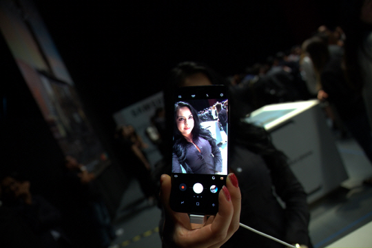24일(현지시간) 멕시코의 수도 멕시코시티에 위치한 ‘국립극장(Auditorio Nacional)’에서 진행된 ‘갤럭시 S8 시리즈’ 미디어 행사에서 참석자들이 제품 체험을 하고 있다./사진제공=삼성전자