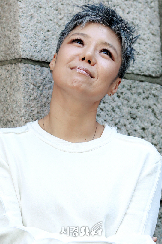 26일 오후 서울 중구 달개비에서 가수 이은미가 신곡 ‘알바트로스’ 발표 기념 기자간담회 전 포즈를 취하고 있다.