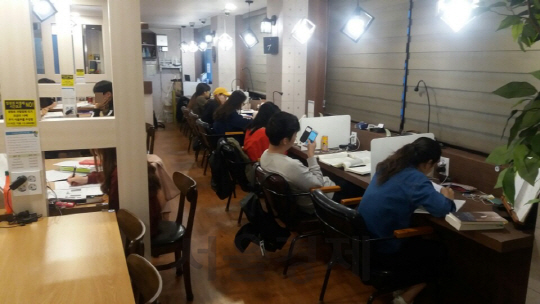 25일 서울 성북구 안암동의 한 스터디 카페에서 젊은이들이 공부하거나 개인 업무를 보고 있다./박우인 기자