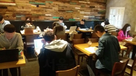 25일 서울 동작구 노량진의 한 카페에서 젊은이들이 공부하고 있다./박우인 기자