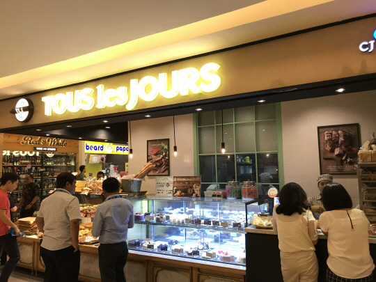 인도네시아 자카르타 중심가 쇼핑몰 ‘퍼시픽플레이스’ 지하1층에 위치한 CJ푸드빌의 뚜레쥬르 매장에서 고객들이 빵을 고르고 있다. /자카르타=박준호기자