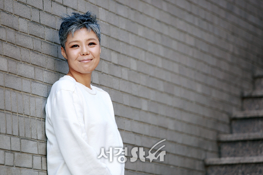 26일 오후 서울 중구 달개비에서 가수 이은미가 신곡 ‘알바트로스’ 발표 기념 기자간담회 전 포즈를 취하고 있다.