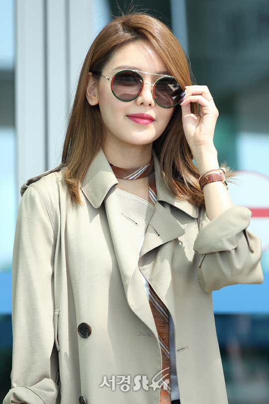 소녀시대 수영이 인천국제공항을 통해 패션매거진 촬영차 인도네시아 발리로 출국하고 있다.