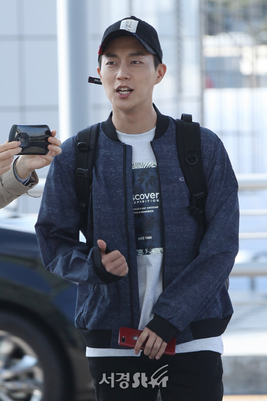 하이라이트 멤버 윤두준이 인천국제공항을 통해 KBS 배틀 트립 촬영차 라오스로 출국하고 있다.