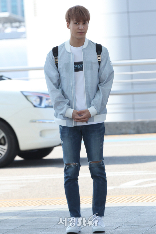 하이라이트 멤버 손동운이 인천국제공항을 통해 KBS 배틀 트립 촬영차 라오스로 출국하고 있다.