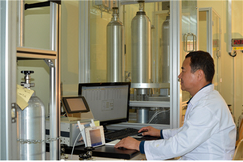 한국표준과학기술원(KRISS) 연구원이 ‘표준가스 제조용 전자동 무게 측정기술’을 통해 가스의 질량을 측정하고 있다./사진제공=KRISS