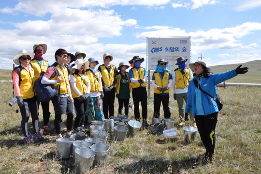 오비맥주는 몽골의 사막화 피해 예방과 건강한 생태계 복원을 위해 국제 NGO 푸른아시아와 공동으로 몽골에 ‘카스 희망의 숲 가꾸기’ 조성사업을 벌이고 있다./사진제공=오비맥주