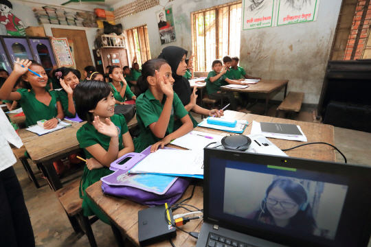 방글라데시 모헤시칼리섬 학생들이 27일 KT의 화상회의 솔루션인 케이박스(K-Box)를 통해 원격 교육을 받고 있다. /사진제공=KT