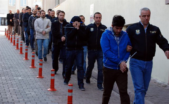 터키 경찰들이재미 이슬람학자 펫훌라흐 귈렌과 연계가 의심되는 청년들을 체포, 연행하고 있다./AFP=연합뉴스