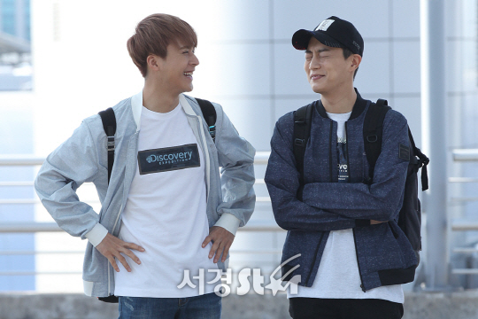 하이라이트 멤버 손동운과 윤두준이 인천국제공항을 통해 KBS 배틀 트립 촬영차 라오스로 출국하고 있다.