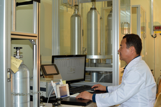 표준연 연구원이 ‘표준가스 제조용 전자동 무게 측정기술’을 통해 가스의 질량을 측정하고 있다. 사진제공=표준연