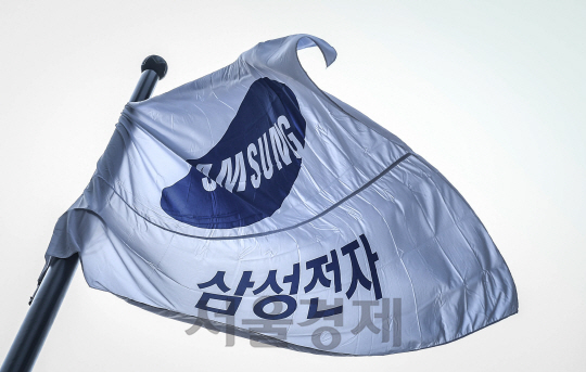 서울 서초구 삼성전자 사옥 앞 깃발이 휘날리고 있다./송은석기자