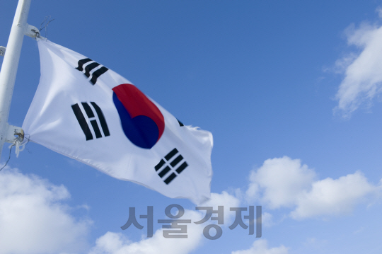 강남구청 공무원들, '태극기 제작비 기부 독촉' 의혹