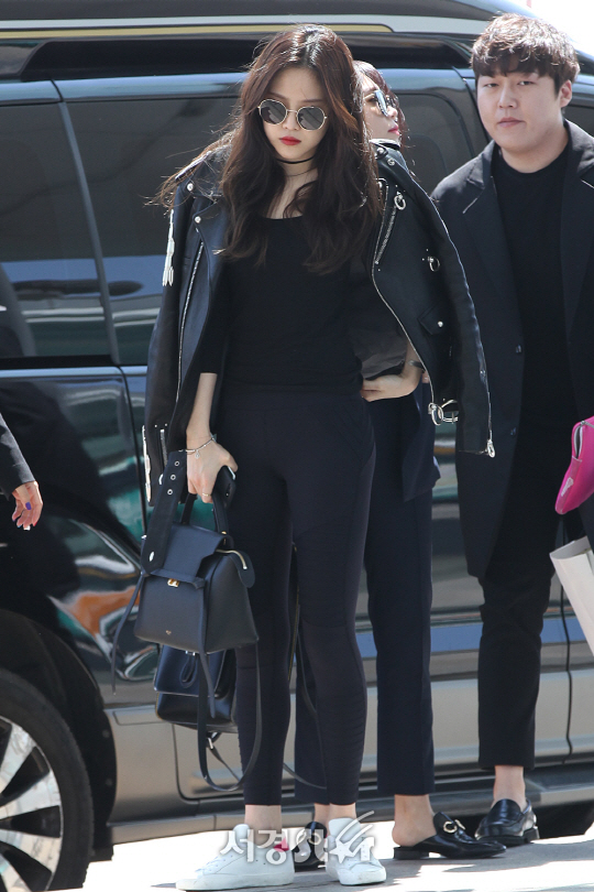 에이핑크 손나은이 인천국제공항을 통해 콘서트 참석 차 LA로 출국하고 있다.
