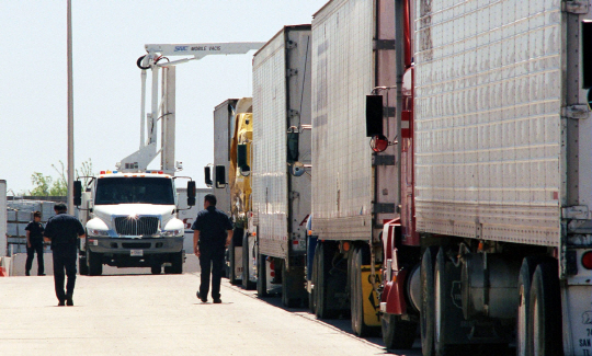 멕시코와 맞닿아 있는 미국 텍사스 주의 한 도로에 교역 물품을 실은 트럭들이 서있다. /블룸버그통신
