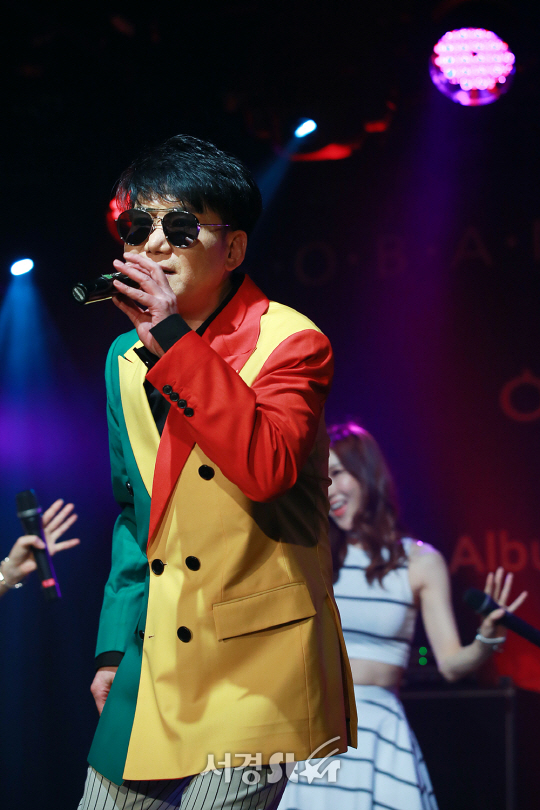 소방차 이상원이 27일 오후 서울 마포구 롤링홀에서 열린 새 싱글 ‘PARTY’ 쇼케이스에서 노래를 부르고 있다.