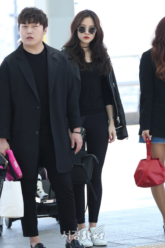 에이핑크 손나은이 인천국제공항을 통해 콘서트 참석 차 LA로 출국하고 있다.