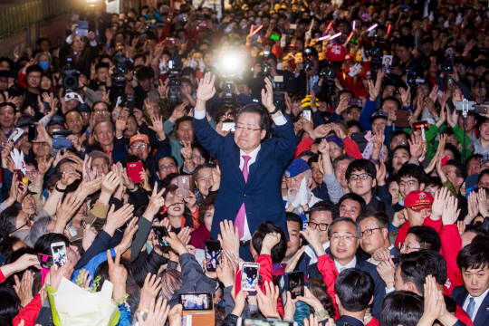 자유한국당 “대선 이제 3강구도…洪과 安의 골든크로스 일어날 것”