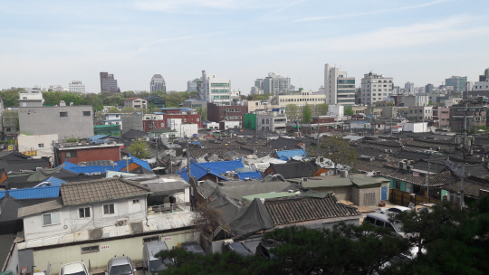 서울 종로구 익선동 일대. 10년 이상 재개발사업 지연으로 개발이 제한되면서 노후화된 저층 주거지들이 주변 고층 빌딩들과 대조를 이룬다. /박경훈기자