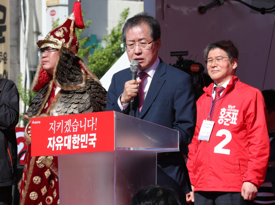 홍준표 '바른정당 탈당 의원들, 문 열어놓고 기다릴 것'