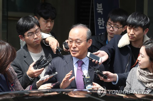 송민순 전 외교통상부 장관이 24일 서울 종로구 삼청동 북한대학원대학교에서 외부로 나가며 취재진의 질문에 답하고 있다./연합뉴스