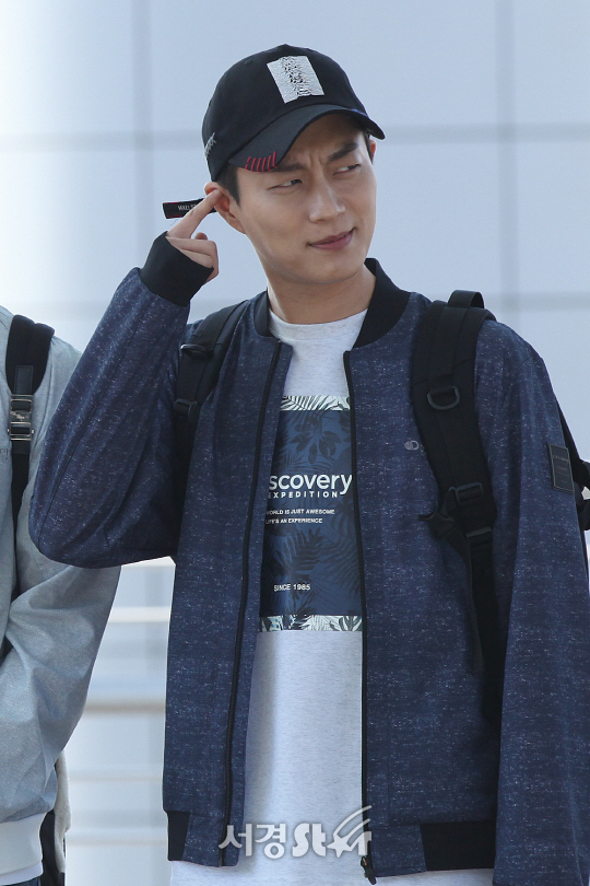 하이라이트 멤버 윤두준이 인천국제공항을 통해 KBS 배틀 트립 촬영차 라오스로 출국하고 있다.