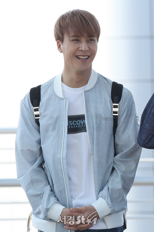 하이라이트 멤버 손동운이 인천국제공항을 통해 KBS 배틀 트립 촬영차 라오스로 출국하고 있다.