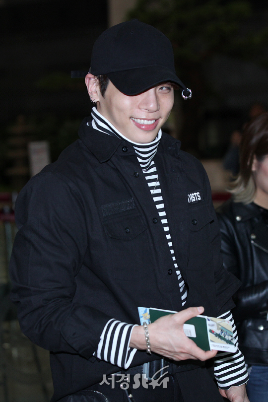 샤이니 멤버 종현이 김포국제공항을 통해 해외 일정 차 일본으로 출국하고 있다.