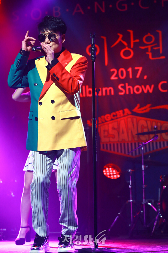 소방차 이상원이 27일 오후 서울 마포구 롤링홀에서 열린 새 싱글 ‘PARTY’ 쇼케이스에서 노래를 부르고 있다.