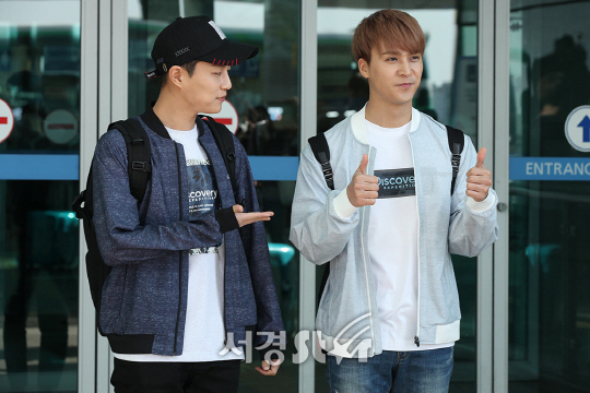 하이라이트 멤버 윤두준과 손동운이 인천국제공항을 통해 KBS 배틀 트립 촬영차 라오스로 출국하고 있다.