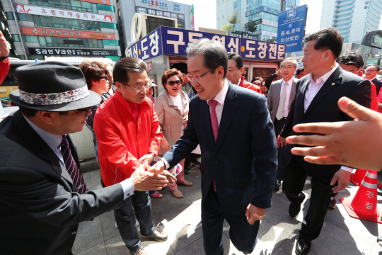 홍준표 자유한국당 대선후보가 27일 오후 천안터미널 앞 광장에서 시민들과 인사를 하고 있다./연합뉴스