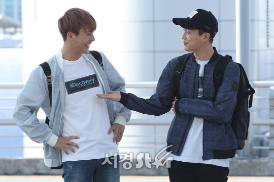 하이라이트 멤버 손동운과 윤두준이 인천국제공항을 통해 KBS 배틀 트립 촬영차 라오스로 출국하고 있다.