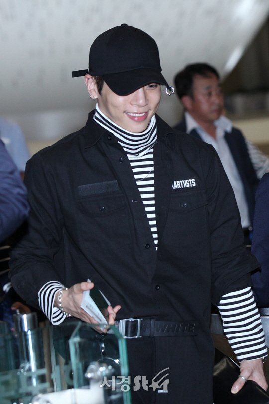 샤이니 멤버 종현이 김포국제공항을 통해 해외 일정 차 일본으로 출국하고 있다.